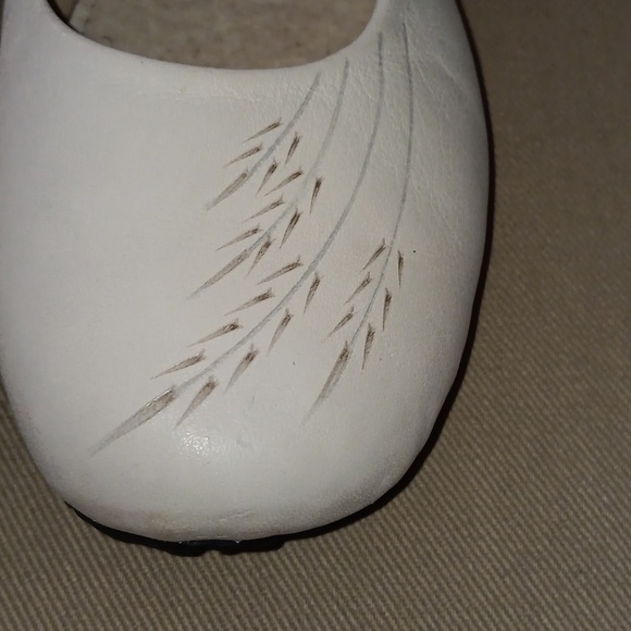 Manitobah Mukluks white leather ballet flat - Picture 9 of 9